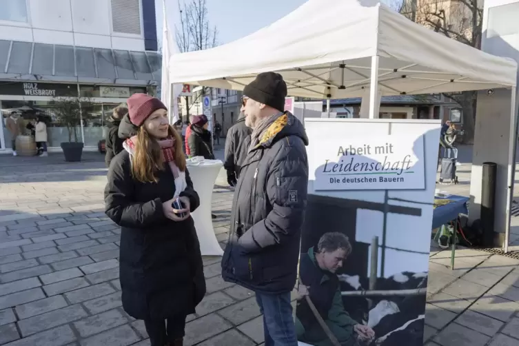 Landwirte informieren auf dem Wochenmarkt über ihre Situation.