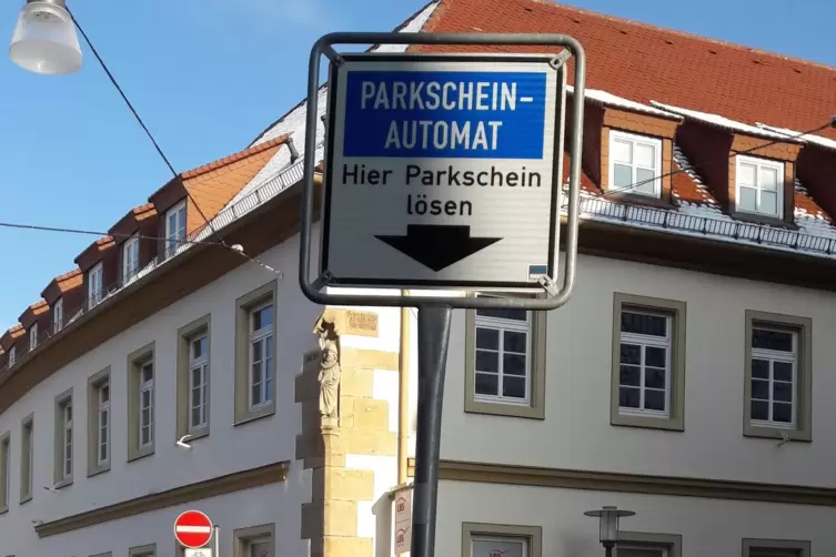 Auffällig in der Herdstraße: Unter diesem Schild steht kein Parkschein-Automat.