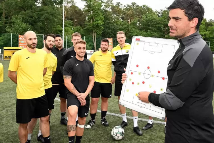 Sebastian Schulz (rechts) in seiner Funktiona als Trainer des damaligen Landesligisten VfB Haßloch. 