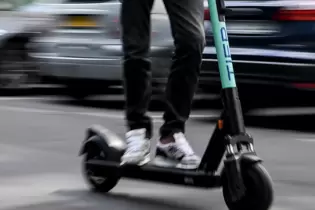 Gleicher Grundgedanke: E-Scooter werden in Städten für Fahrten von A nach B genutzt.