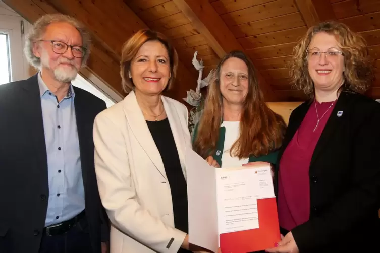 Mit dem Förderbescheid: Ministerpräsidentin Malu Dreyer (Zweite von links) mit dem Beigeordneten Reinhard Burck, Klimaschutzmana