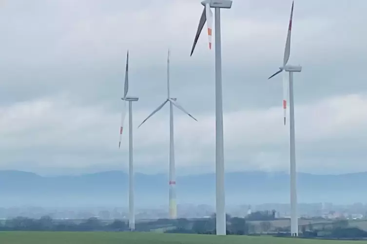 Zwischen Offenbach und Herxheim stehen bereits Windräder, weitere sollen dazu kommen. 