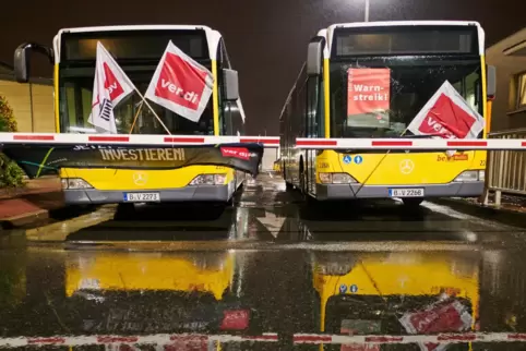 Bundesweit werden am Freitag viele Busse streikbedingt im Depot bleiben.