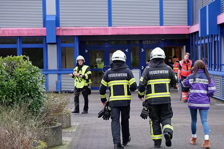 27 Feuerwehrleute sind am Montag vor einer Woche bei der Evakuierung der Schule im Einsatz. Rechts läuft eine Notfallseelsorgeri