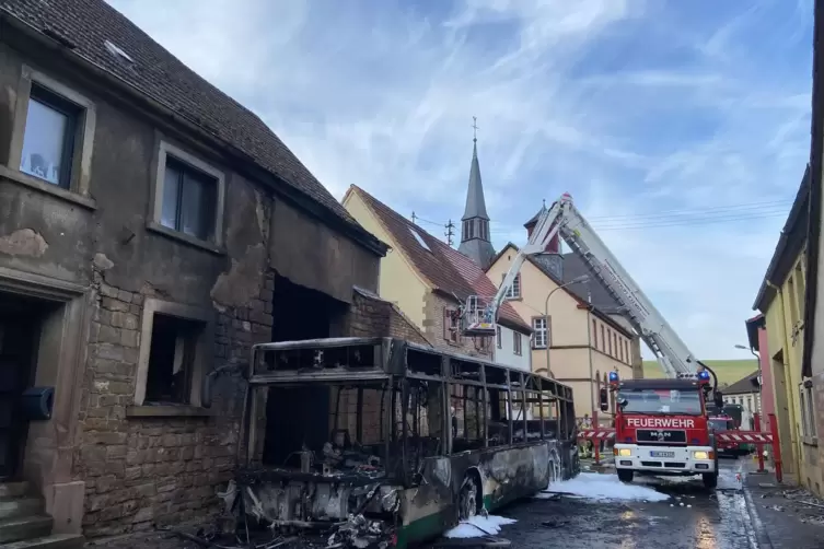 Der Bus brannte vollständig aus. Die Ortsdurchfahrt B48 durch Imsweiler war über Stunden gesperrt. 