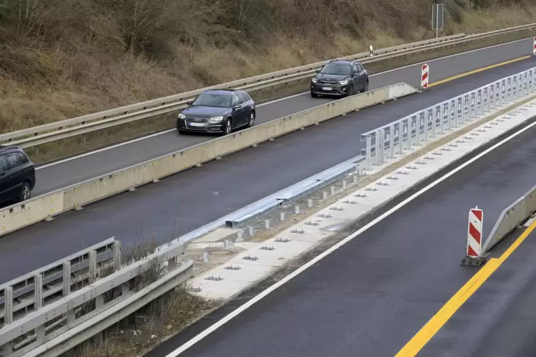 Auf der B44 wurden die Mittelleitplanken im Januar/Februar 2022 erneuert.