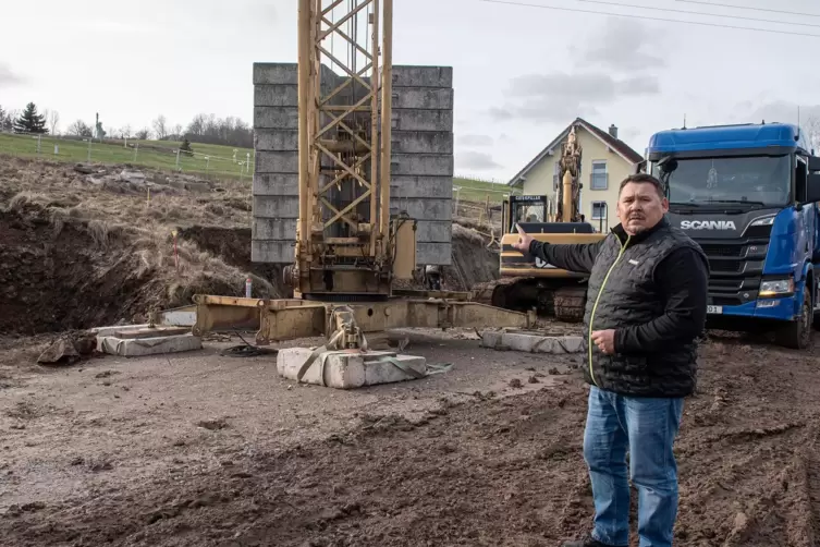 Projektleiter Waldemar Nürnberg zeigt die Baustelle. 