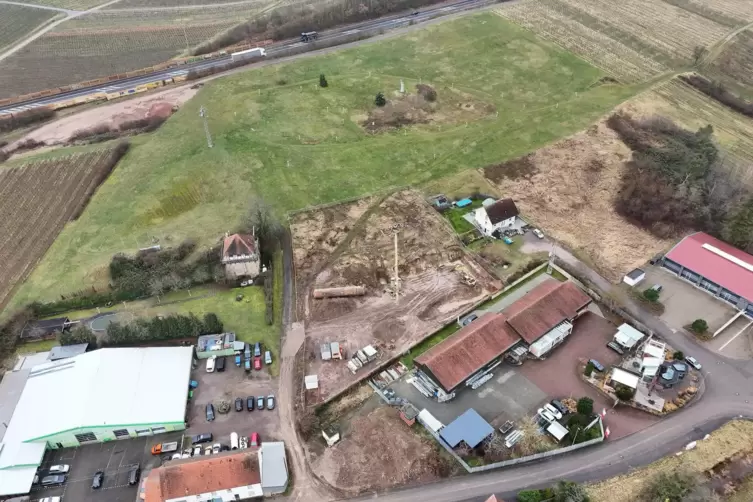 Zwischen der Firma Anton (unten rechts), dem Autohaus Weis (links) und der Wiese mit der Freiheitsstatue (oben) beginnt der Bau 