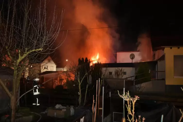 Weithin sichtbar: die Flammen bei einem Brand in Hanhofen im Januar 2023, der die Einsatzkräfte mehrere Stunden gefordert hat. 