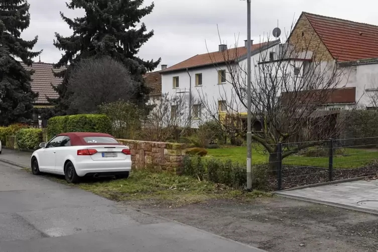 Sieht nicht so schön aus und lädt zum Parken ein: das Ende des Gehwegs in der Straße Am Schenkelgraben. 