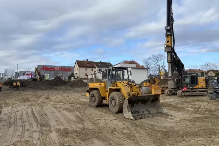 Baubeginn: Am Rabensteinerweg geht es los. 