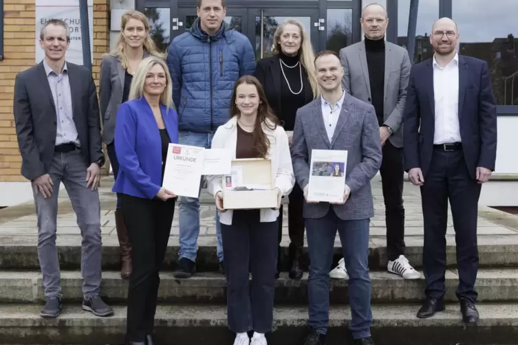 Katharina Nilges (unten Mitte) bei der Auszeichnung zur „Eliteschülerin des Sports 2023 “ am Heinrich-Heine-Gymnasium. 