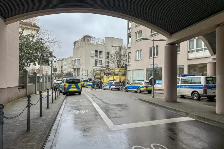 Die Polizei ist mit einem Großaufgebot an der Schule.