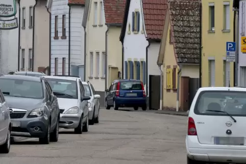 Alte Landstraße: Eingezeichnete alternierende Parkplätze sollen hier für eine Verkehrsberuhigung sorgen. 