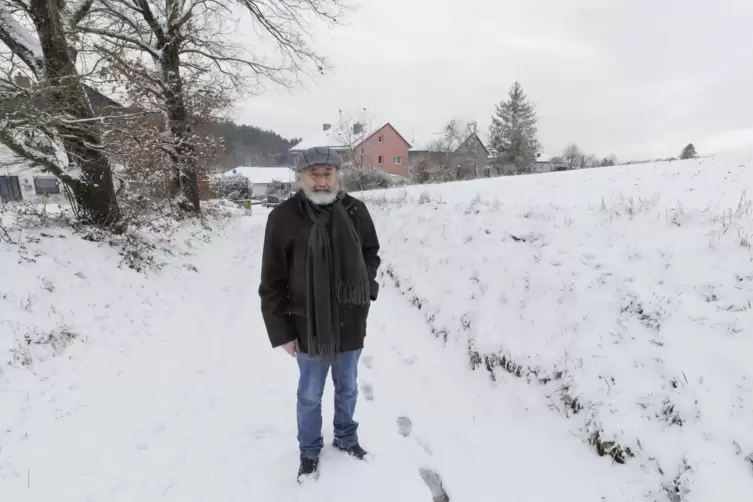 Hält auch Kälte aus: Erfenbachs Ortsvorsteher Paul-Peter Götz am Neubaugebiet oberhalb der Kirchbergstraße.