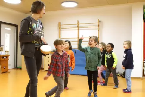 Simone Forger zeigt den Vorschulkindern in Waldrohrbach, wie sie sich gegen Leute behaupten können, die sie piesacken wollen. 