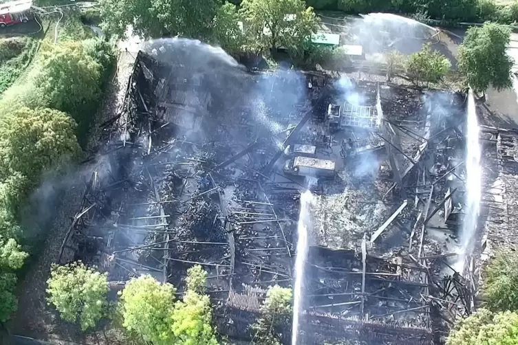 So sah die ehemalige Tennishalle am 6. Oktober aus, nachdem ein Feuer sie zerstört hatte. 
