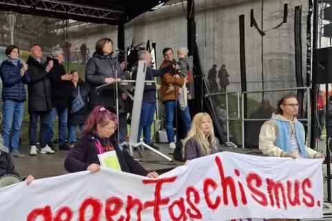 OB Jutta Steinruck auf der Bühne am Berliner Platz. Hinter ihr Mitglieder des Stadtrats.