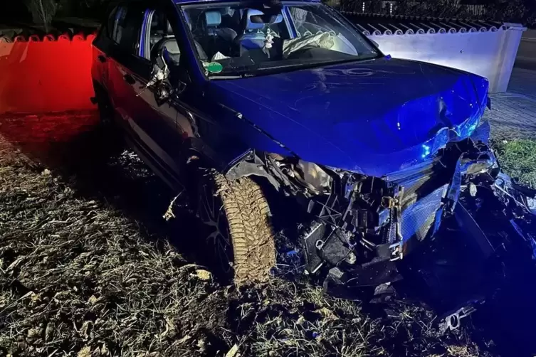 Das Unfallfahrzeug war gegen eine Mauer geprallt. 