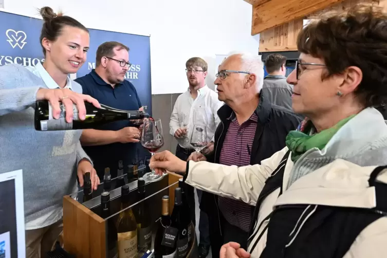 Der Weingipfel 2022: Dorothee Burkhardt am Stand der Winzergenossenschaft Mayschoß-Altenahr e.G.