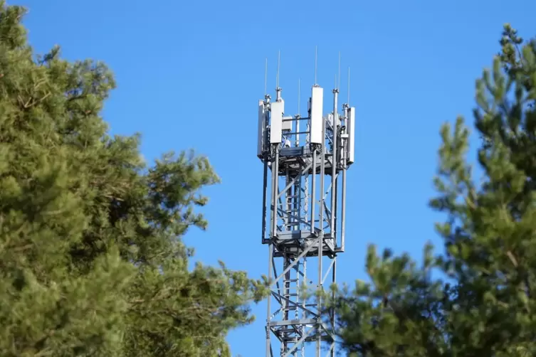 Ein typischer Gittermast mit Mobilfunk-Antennen. 