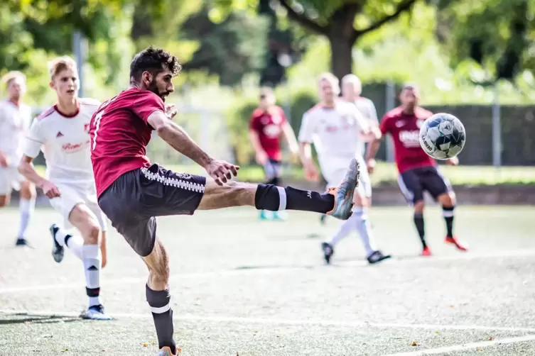  Schadi Abdul-Ghani vom FC Arabia Frankenthal nimmt Maß. 