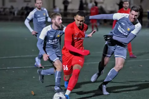 Jason Alexander Harrison (rotes Trikot) von Rot-Weiss Seebach . 