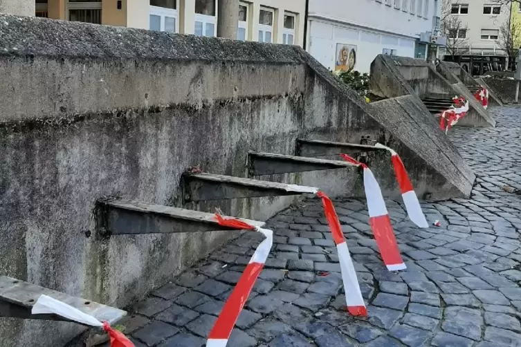 Sieben der 14 Sitznischen auf dem Rathausplatz sind derzeit leer. 