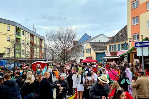 Beliebter Treffpunkt der Feierfreudigen: die Straßenfasnacht in Schifferstadt rund um den Schillerplatz, hier im vergangenen Jah