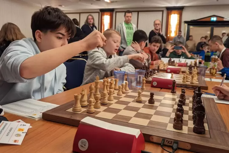 Die ersten Züge: Das Team der Schachgemeinschaft Kaiserslautern bei den deutschen Vereinsmeisterschaften der U14 in Magdeburg. 