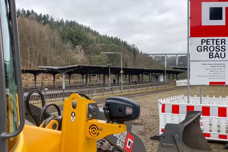 Die Vorbereitungen zum Umbau der Bahnsteige des Bahnhofs Pirmasens-Nord haben begonnen.