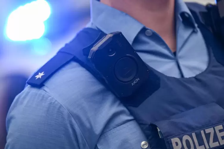 Künftig sollen Polizisten in Rheinland-Pfalz auch in Privaträumen Bodycams einsetzen dürfen. 