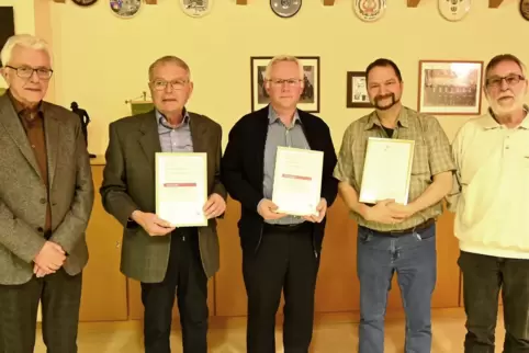Ehrungen beim Gesangsverein (von links): Hans Oberlies (Vorstand Kreischorverband), Karl-Heinz Metz (65 Jahre), Axel Messer (50 