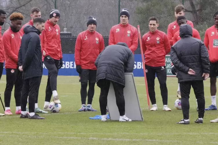 Der Trainer an der Taktiktafel, die Spieler hören zu: Dimitrios Grammozis und die FCK-Profis am Mittwoch.