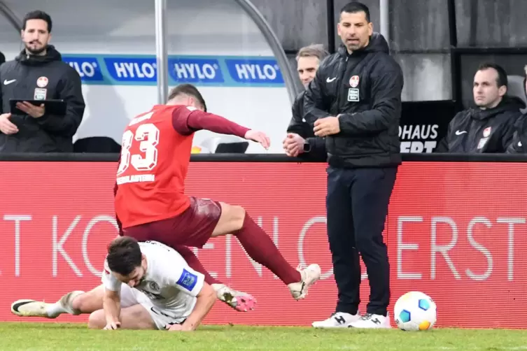 FCK-Trainer Dimitrios Grammozis (rechts) fordert mehr Zweikampfhärte, mehr Laufintensität als zuletzt in Elversberg. 