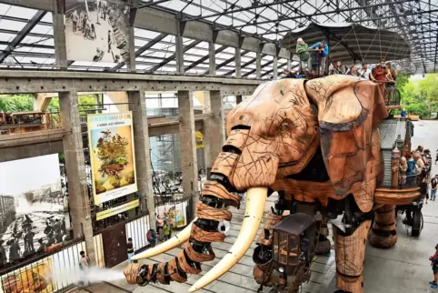 Der zwölf Meter hohe Elefant von Nantes ist eine gigantische Maschine, die Wasser spritzen kann.