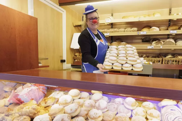 Gerüstet für die Fastnacht: Marta Czarnecki präsentiert auf dem Wochenmarkt Berliner des Backhauses Scheidt.