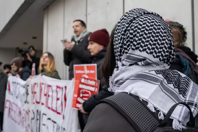 Rund 90 Studentinnen und Studenten demonstrierten auch am Donnerstag wieder an der FU Berlin für ein „freies Palästina“.