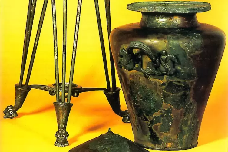 Auch das Mischgefäß und der Stabdreifuß, die 1864 im Grab einer keltischen Fürstin in Bad Dürkheim gefunden wurden, kamen einst 