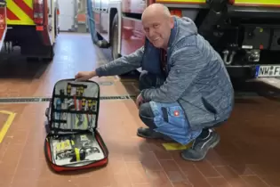 Ralf Stuhlberg präsentiert den neuen Einsatzrucksack für die Neustadter Feuerwehrleute.