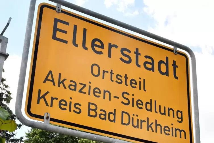  Sichtbares Relikt des ehemaligen Quarzsandabbaus ist der Solarpark auf der ehemaligen Mülldeponie westlich der Akaziensiedlung.