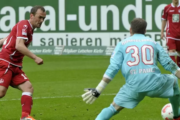 Im Mai 2013 gab Robin Himmelmann (rechts) auf dem Betzenberg sein Debüt für St. Pauli. Hier erzielt der Lauterer Erwin Hoffer de