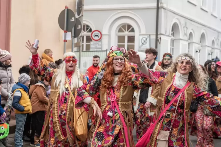 Bunt und ausgelassen tanzen Närrinnen und Narren durch die Straßen. 