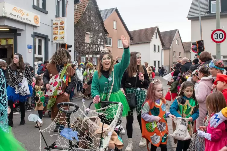 Auch die kleineren Zugteilnehmer hatten Süßigkeiten in ihren Beuteln und geizten nicht beim Verteilen. 