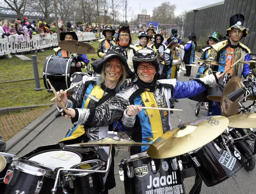 Ein halbes Dutzend Musikgruppen marschierte mit und sorgte für Stimmung.