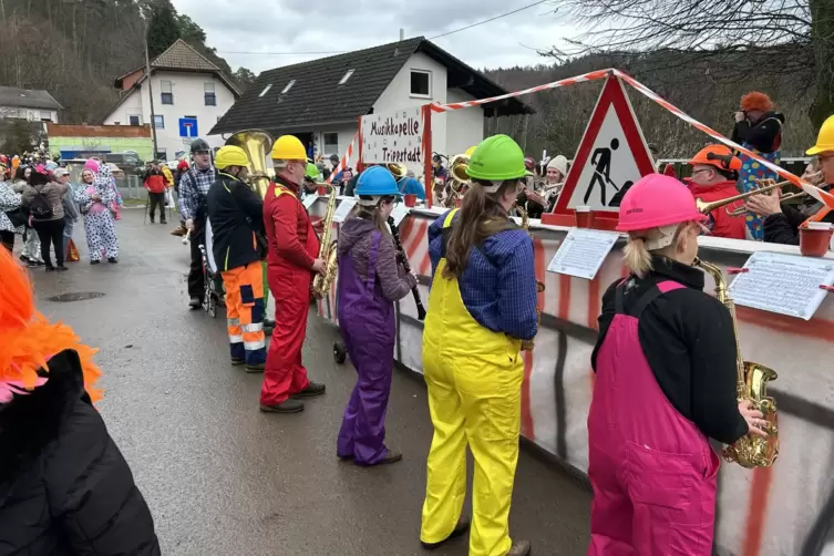 Auf der fahrenden Baustelle spielt die Musikkapelle Trippstadt Fastnachtsohrwürmer. 