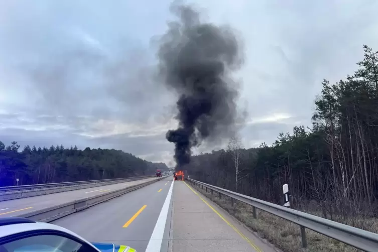 Die starke Rauchentwicklung machte eine kurzzeitige Sperrung der A6 notwendig.