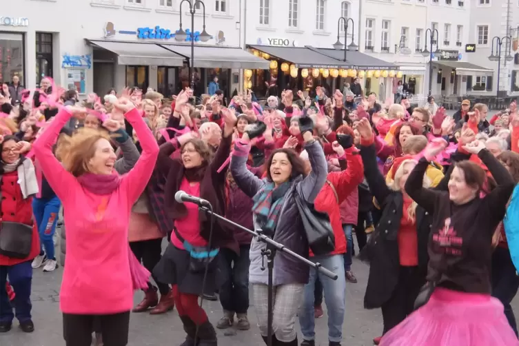 Tanzen, laut sein und auf Gewalt aufmerksam machen: So sah die Aktion „One Billion Rising“ vor vier Jahren aus. 