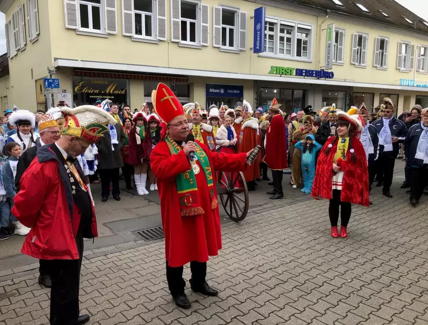 Die Karnevalisten traten angeführt von »Bierschoff« Uwe Geißendörfer zum Sturm auf die Brauerei an.