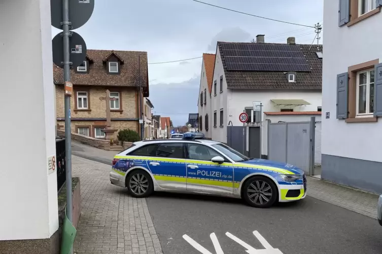 Die Polizei sperrte die Weinstraße ab. 